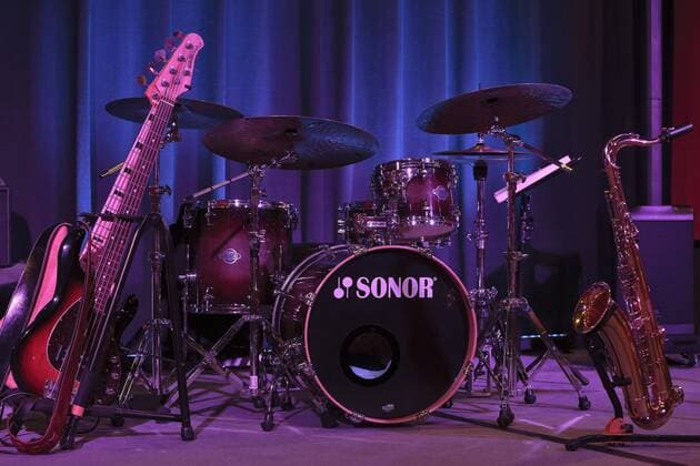 Instrumente einer Jazz-Band auf der Bühne, Bigband, E-Bass, Schlagzeug und Saxophon Copyright: imageBROKER VolkerxLautenbach iblmmv04652723.jpg
