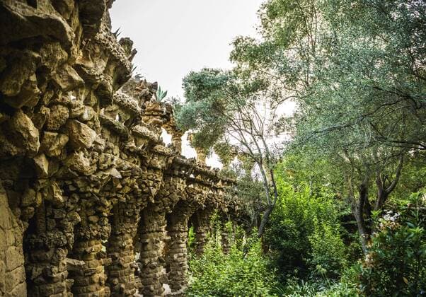 Säulengang einer Fußgängerbrücke, Architekt Antoni Gaudi, Park Güell, Barcelona, ??Katalonien, Spanien, Europa Copyright: imageBROKER ValentinxWolf iblvfw04656322.jpg