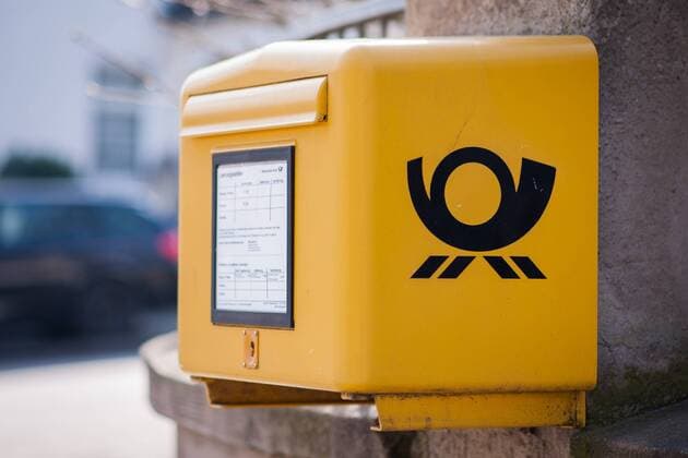Briefkasten der Deutschen Post an einer Straßenecke in Mönchengladbach Themenbild, Symbolbild, Deutsche Post, Briefkasten, Briefverkehr, 24.03.18 Mönchengladbach NRW Deutschland