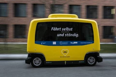 Themen der Woche Bilder des Tages Ein fahrerloser Kleinbus auf dem Gelaende der Charite in Berlin, 26.03.2018. Berlin Deutschland