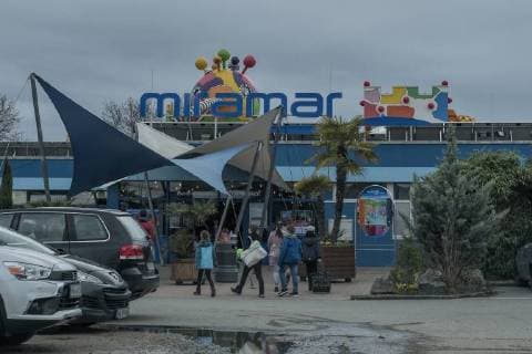 Miramar Schwimmbad News , Deutschland, Badenwürtemberg, Weinheim, Miramar, March 28. Eine 31-jährige Frau soll am Freitagabend im Freizeitbad Miramar vergewaltigt worden sein. Laut Polizei ist der mutmaßliche Täter 37 Jahre alt und stammt aus der Ukraine.