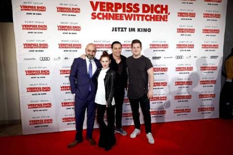 Themen der Woche Bilder des Tages Özgür Karadeniz, Josefine Preuß, Bülent Ceylan und Chris Tall bei der Premiere des Kinofilms Verpiss Dich, Schneewittchen im Cineplex Kino. Köln, 28.03.2018