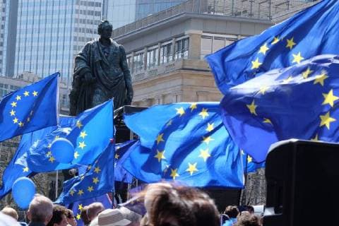 Bilder des Tages 08.04.2018, Frankfurt, DEU, Pulse of Europe Demonstration auf dem Goetheplatz in der Frankfurter Innenstadt.