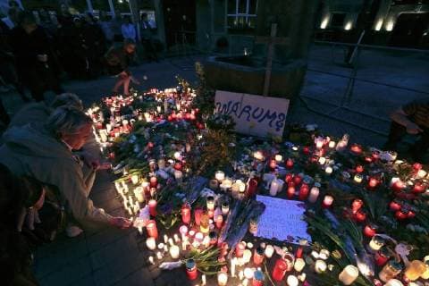 Menschen stellen nach einem oekumenischen Gottesdienst am Sonntagabend (08.04.18) Kerzen vor der Gaststaette Kiepenkerl in Muenster auf, wo am Samstagnachmittag ein 48-Jaehriger aus Muenster einen Campingbus in eine Menschenmenge gesteuert hatte. Zwei Menschen wurden bei dem Attentat getoetet und Dutzende weitere verletzt. Der Fahrer erschoss sich nach der Tat selber. (Siehe epd-Bericht vom 08.04.18) Anteilnahme nach Amokfahrt in Muenster