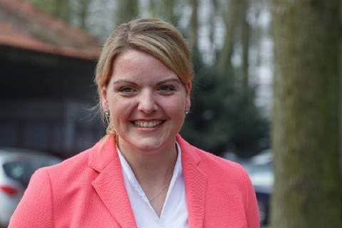 DEU, Deutschland, Nordrhein-Westfalen, Lünen, 11.04.2018: Saisoneröffnung Spargel NRW; 13 Jahre Spargelstraße NRW; Biolandhof Schulze Wethmar Christina Schulze Föcking (CDU), Ministerin für Umwelt, Landwirtschaft, Natur- und Verbraucherschutz des Landes Nordrhein-Westfalen