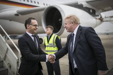 Themen der Woche KW15 Bundesaussenminister Heiko Maas (L), SPD, wird am Flughafen empfangen von Boris Johnson, Aussenminister von Grossbritannien, in Brize Norton, 12.04.2018. Brize Norton United Kingdom Copyright: xFlorianxGaertnerx