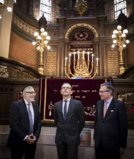 Themen der Woche KW15 Bilder des Tages Bundesaussenminister Heiko Maas (M), SPD, besucht gemeinsam mit dem Praesidenten des Zentralen Israelitischen Konsistoriums Belgiens, Philippe Mankiewicz (R) und dem Oberrabbiner Bruessels, Albert Guigui (L), die Grosse Synagoge von Europa in Bruessel, 13.04.2018. Bruessel Belgien Copyright: xXanderxHeinlx