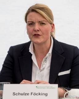 Christina Schulze Föcking (Ministerin für Umwelt und Landwirtschaft des Landes Nordrhein-Westfalen, Politikerin, CDU) Fototermin: NRW-Landwirtschaftsministerin Schulze Föcking beim Ortstermin Wirtschaftsdünger optimal verwerten und Nährstoffkreisläufe schließen, Politik, 18.04.18 Neuss NRW Deutschland Landwirtschaftsbetrieb Königs