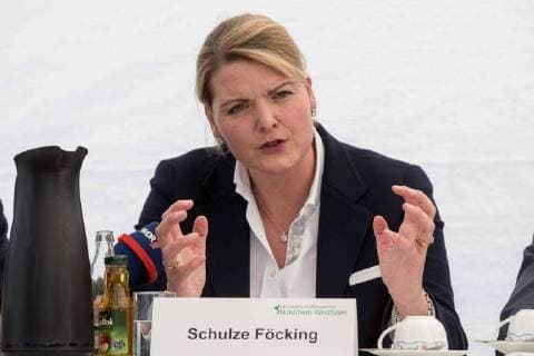Christina Schulze Föcking (Ministerin für Umwelt und Landwirtschaft des Landes Nordrhein-Westfalen, Politikerin, CDU) Fototermin: NRW-Landwirtschaftsministerin Schulze Föcking beim Ortstermin Wirtschaftsdünger optimal verwerten und Nährstoffkreisläufe schließen, Politik, 18.04.18 Neuss NRW Deutschland Landwirtschaftsbetrieb Königs