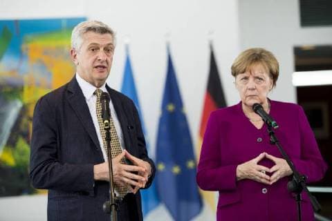 Themen der Woche KW17 Bilder des Tages Bundeskanzlerin Angela Merkel und Hoher Fluechtlingskommissar der Vereinten Nationen (UNHCR) Filippo Grandi geben ein Pressestatement im Kanzleramt in Berln am 23. April 2018. Angela Merkel trifft UN Fluechtlingskommissar Grandi in Berlin