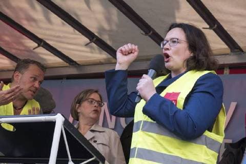 Themen der Woche KW17 Bilder des Tages Parteivorsitzende Andrea Nahles (SPD) spricht vor Amazon-Mitarbeitern während einer Protestaktion der Vereinten Dienstleistungsgewerkschaft (ver.di) gegen die Verleihung des Axel-Springer-Awards an Amazon-Chef Jeff Bezos vor dem Axel-Springer-Verlag in Berlin Mitarbeiter protestieren gegen die Verleihung des Axel-Springer-Awards an Amazon-Chef Bezos