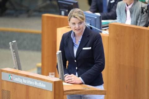 Christina Schulze Föcking (Ministerin für Umwelt und Landwirtschaft des Landes Nordrhein-Westfalen, Politikerin, CDU) am Rednerpult 25. Plenarsitzung Landtag Nordrhein-Westfalen, Düsseldorf, 26.04.18 Düsseldorf NRW Deutschland Landtag Nordrhein-Westfalen