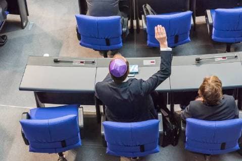 Themen der Woche KW17 Bilder des Tages Bundestag 70 Jahre Israel 29. Sitzung des Deutschen Bundestag am Donnerstag den 26. April 2018. Im Bild: Der CDU-Abgeordnete Thomas Heilmann traegt eine Kippa waehrend der Debatte ueber einen Antrag der Fraktionen der CDU CSU, SPD und FDP 70 Jahre Gruendung des Staates Israel - In historischer Verantwortung unsere zukunftsgerichtete Freundschaft . 26.4.2018, Berlin