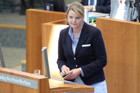 Christina Schulze Föcking (Ministerin für Umwelt und Landwirtschaft des Landes Nordrhein-Westfalen, Politikerin, CDU) am Rednerpult 25. Plenarsitzung Landtag Nordrhein-Westfalen, Düsseldorf, 26.04.18 Düsseldorf NRW Deutschland Landtag Nordrhein-Westfalen
