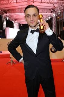 Entertainment Bilder der Woche KW17 Bilder des Tages Franz Rogowski telefoniert mit Lola bei der Verleihung Deutscher Filmpreis, Palais am Funkturm, Masurenallee, Hammarskjöldplatz, Berlin Datum: 27.04.2018 68. Deutscher Filmpreis