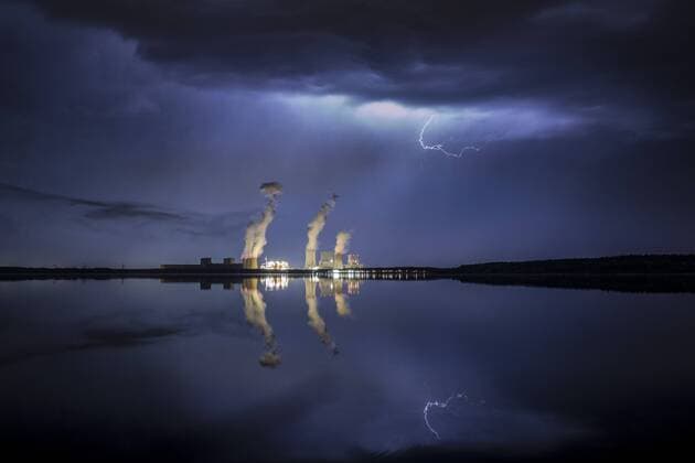 Themen der Woche KW17 Bilder des Tages Ein Gewitter mit Blitzen zeichnet sich ab hinter dem Baerwalder See und dem Kohlekraftwerk von Boxberg in der Oberlausitz. Klitten, 28.04.2018. Klitten Deutschland