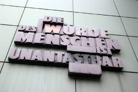 Skulptur mit Artikel eins des Grundgesetz es der Bundesrepublik Deutschland die Würde des Menschen ist unantastbar an der Fassade der Staatsanwaltschaft im Justizzentrum in der Innenstadt Frankfurt, Hessen, Deutschland