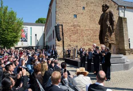 Themen der Woche KW 18 Bilder des Tages Enthüllung der Karl-Marx-Statue in Trier Zum 200. Geburtstag von Karl Marx hat die Stadt Trier am Samstag (05.05.18) eine Statue des beruehmten Philosophen Marx, ein Werk des Bildhauers Wu Weishan, enthuellt. Die umstrittene Skulptur ist ein Geschenk der Volksrepublik China an Trier. Vertreter der Union der Opferverbaende Kommunistischer Gewaltherrschaft, der Gedenkstaette Berlin-Hohenschoenhausen, der Gesellschaft fuer bedrohte Voelker und des Deutschen P.E.N.-Zentrums kritisieren die Stadt fuer das Aufstellen des Denkmals. (Siehe epd-Meldung vom 05.05.2018) Umstrittene Karl Marx Statue in Trier enthuellt