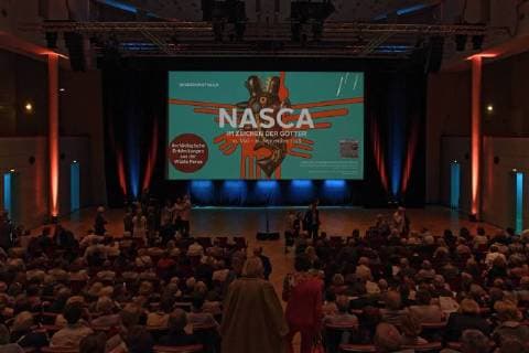 Entertainment Bilder der Woche KW 19 Entertainment Bilder des Tages NASCA Ausstellung in der Bundeskunsthalle. Im Auditorium am Eröffnungstag, dem 10. Mai 2018, herrscht großes Gedränge. Die Ausstellung wird in Bonn bis zum 16. September 2018 zu sehen sein. Im Bild die mehrere Meter große Projektionsfläche mit dem Signet der Ausstellung sowie den Saal füllende Interessenten. Bonn Nordrhein-Westfalen Deutschland