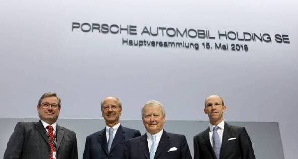 Themen der Woche KW20 15.05.2018, Stuttgart, DEU, Hauptversammlung der Porsche Automobil Holding SE in der Porsche Arena in Stuttgart. Manfred Doess, Mitglied des Vorstandes der Porsche SE, Hans Dieter Poetsch, Vorsitzender des Vorstandes der Porsche Automobil Holding SE Wolfgang Porsche, Vorsitzender des Aufsichtsrates der Porsche Automobil Holding SE und Philipp von Hagen, Mitglied des Vorstandes der Porsche Holding SE.