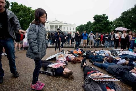 May 19, 2018 - Washington, District of Columbia, U.S - A young tourist observes a lie-in staged by local high school students in front of the White House. The students demonstrated to honor the victims of the Santa Fe High School shooting in Texas and to demand the U.S. president and Congress work to pass gun control legislation. Washington U.S. - ZUMAs226 20180519_zap_s226_005 Copyright: xErinxScottx