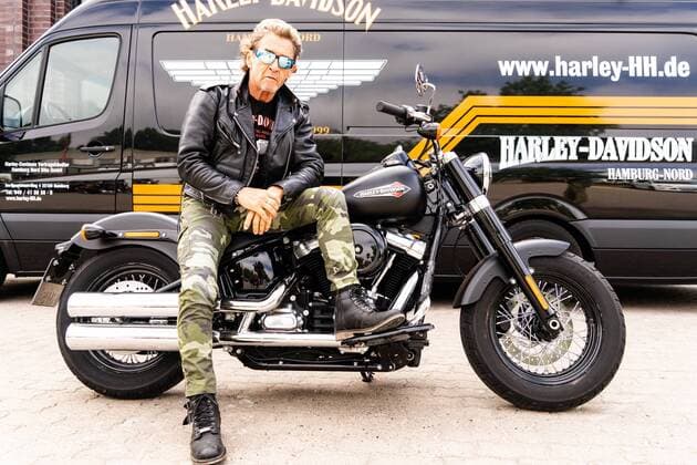 Entertainment Bilder der Woche KW21 Entertainment Bilder des Tages Peter Maffay vor dem Aufbruch in den Hamburger Hafen zur Queen Marry 2;Peter Maffay nimmt an Ausfahrt von Harley Davidson in Hamburg teil, Hamburg Hamburg Deutschland Harley-Nord-Store Farmsen
