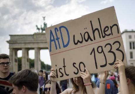 Themen der Woche KW21 News Bilder des Tages Anti-Afd Demonstration in Berlin. Mehrere tausend Demonstranten zogen zum Brandenburger Tor, um gegen die AfD-Demo zu demonstrieren. Berlin 27.05.2018 Berlin Deutschland
