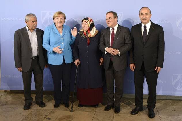News Themen der Woche KW22 News Bilder des Tages Angela Merkel, Mevlüde Genc mit Familie, Armin Laschet und Mevlüt Cavusoglu bei der Ankunft in der Staatskanzlei anlässlich des Gedenken 25 Jahre nach dem Brandanschlag auf eine türkische Familie in Solingen 1993. Düsseldorf, 29.05.2018