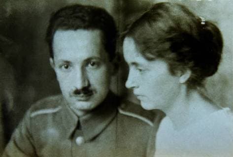 Deutschland, Meßkirch, 19.05.2018 Im Erdgeschoss des Schloßes Messkirch, im Ostflügel wurde 2002 mit dem Martin-Heidegger-Museum eine ständige Ausstellung zu Leben und Werk des Philosophen eröffnet. Neben einer Lebenschronik und Stationen der philosophischen Entwicklung Heideggers werden auch die Themen Heidegger als Sohn Meßkirchs und Heidegger und die Kunst gezeigt. Im Martin-Heidegger-Archiv befindet sich dessen Arbeitsbibliothek. Foto: Martin Heidegger und seine Braut Elfriede Petri, 1916 Schloß Messkirch