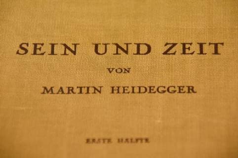 Deutschland, Meßkirch, 19.05.2018 Im Erdgeschoss des Schloßes Messkirch, im Ostflügel wurde 2002 mit dem Martin-Heidegger-Museum eine ständige Ausstellung zu Leben und Werk des Philosophen eröffnet. Neben einer Lebenschronik und Stationen der philosophischen Entwicklung Heideggers werden auch die Themen Heidegger als Sohn Meßkirchs und Heidegger und die Kunst gezeigt. Im Martin-Heidegger-Archiv befindet sich dessen Arbeitsbibliothek. Foto: Sein Hauptwerk Sein und Zeit hatte Martin Heidegger 1927 weltberühmt gemacht. Schloß Messkirch