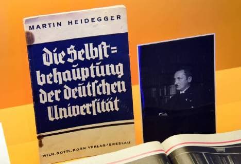 Deutschland, Meßkirch, 19.05.2018 Im Erdgeschoss des Schloßes Messkirch, im Ostflügel wurde 2002 mit dem Martin-Heidegger-Museum eine ständige Ausstellung zu Leben und Werk des Philosophen eröffnet. Neben einer Lebenschronik und Stationen der philosophischen Entwicklung Heideggers werden auch die Themen Heidegger als Sohn Meßkirchs und Heidegger und die Kunst gezeigt. Im Martin-Heidegger-Archiv befindet sich dessen Arbeitsbibliothek. Foto: Blick in die Ausstellung Schloß Messkirch