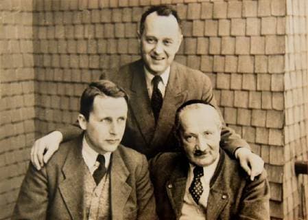 Deutschland, Meßkirch, 19.05.2018 Im Erdgeschoss des Schloßes Messkirch, im Ostflügel wurde 2002 mit dem Martin-Heidegger-Museum eine ständige Ausstellung zu Leben und Werk des Philosophen eröffnet. Neben einer Lebenschronik und Stationen der philosophischen Entwicklung Heideggers werden auch die Themen Heidegger als Sohn Meßkirchs und Heidegger und die Kunst gezeigt. Im Martin-Heidegger-Archiv befindet sich dessen Arbeitsbibliothek. Foto: Martin Heidegger mit jean Beaufret und Hermann Heidegger Schloß Messkirch