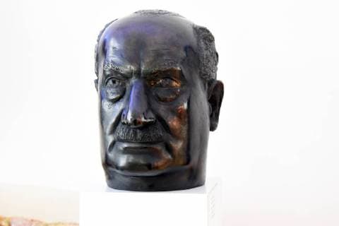 Deutschland, Meßkirch, 19.05.2018 Im Erdgeschoss des Schloßes Messkirch, im Ostflügel wurde 2002 mit dem Martin-Heidegger-Museum eine ständige Ausstellung zu Leben und Werk des Philosophen eröffnet. Neben einer Lebenschronik und Stationen der philosophischen Entwicklung Heideggers werden auch die Themen Heidegger als Sohn Meßkirchs und Heidegger und die Kunst gezeigt. Im Martin-Heidegger-Archiv befindet sich dessen Arbeitsbibliothek. Foto: Martin Heidegger, Bueste von Hans Kock, 1989 Schloß Messkirch
