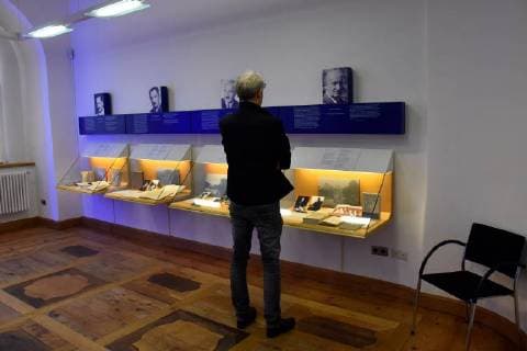 Deutschland, Meßkirch, 19.05.2018 Im Erdgeschoss des Schloßes Messkirch, im Ostflügel wurde 2002 mit dem Martin-Heidegger-Museum eine ständige Ausstellung zu Leben und Werk des Philosophen eröffnet. Neben einer Lebenschronik und Stationen der philosophischen Entwicklung Heideggers werden auch die Themen Heidegger als Sohn Meßkirchs und Heidegger und die Kunst gezeigt. Im Martin-Heidegger-Archiv befindet sich dessen Arbeitsbibliothek. Foto: Blick in die Ausstellung Schloß Messkirch