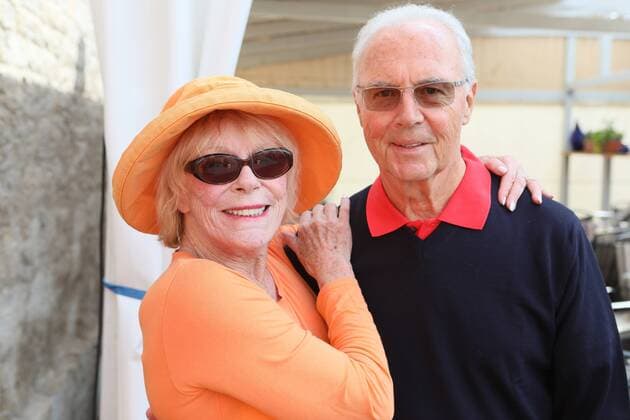 Entertainment Themen der Woche KW22 Entertainment Bilder des Tages Elke Sommer während eines Golfturniers in Mühlberg Mit Fußballer Franz Beckenbauer