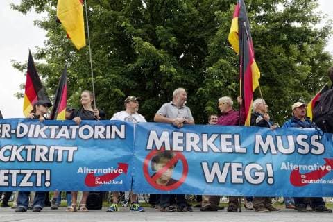 News Themen der Woche KW24 News Bilder des Tages AfD-Demonstranten vor dem Kanzleramt 2018-06-13, Berlin, Deutschland - Am Abend nach dem Integrationsgipfel im Kanzleramt fordert eine Gruppe von AfD-Anhängern vor dem Kanzleramt den Rücktritt der Bundeskanzlerin, die sie als Kanzler-Diktatorin bezeichnen.