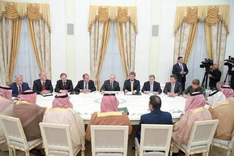News Bilder des Tages MOSCOW, RUSSIA – JUNE 14, 2018: Dmitry Shugayev, Director of the Federal Service for Military and Technical Cooperation and Rostec Supervisory Board member, Russian Direct Investment Fund CEO Kirill Dmitriev, Russia s Industry and Trade Minister Denis Manturov, Russia s Foreign Minister Sergei Lavrov, and Russia s President Vladimir Putin (L-R), Russia s Chechen Republic head Ramzan Kadyrov, Russia s Energy Minister Alexander Novak, Russian Presidential Aide Yuri Ushakov (R-L) during a meeting with Saudi Arabia s Crown Prince Mohammed Bin Salman Al Saud at the Moscow Kremlin. Alexei Druzhinin Russian Presidential Press and Information Office TASS TS0841EE