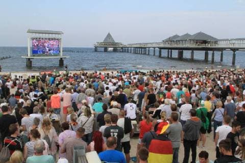 News Themen der Woche KW24 News Bilder des Tages Blick am Sonntag (17.06.2018) in Heringsdorf (Landkreis Vorpommern Greifswald) Insel Usedom auf den Fußballstrand beim Public Viewing während der Fußballweltmeisterschaft in Russland und dem Spiel Deutschland Mexiko.