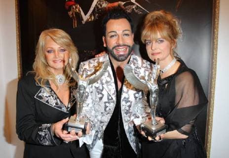 Gloeckler Party 29.11.2009 Saengerin Bonnie Tyler (Gaynor Hopkins) + Modedesigner Harald Gloeckler (Glöckler, Glööckler) + Nastassja Kinski (geb. Nastassja Aglaia Nakszynski) bei der ersten Verleihung seiner Harald-Glöckler-Engel im Rahmen seiner Christmast-Party in seinem Show-Room, Heerstrasse 2, Berlin - 29.11.2009 -