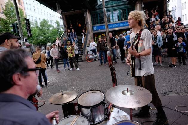 Fete de la musique in Berlin - Musiker vor dem U-Bahnhof Eberswalder Strasse in Berlin-Prenzlauer Berg snapshot-photography xK.M.Krause