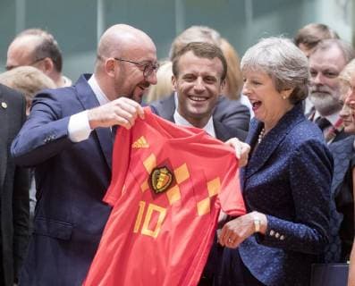 News Bilder des Tages (180628) -- BRUSSELS, June 28, 2018 -- Belgian Prime Minister Charles Michel (L) offers a Belgian National Soccer team jersey to British Prime Minister Theresa May (R) as France s President Emmanuel Macron (C) looks on at the first day of a two-day EU Summit in Brussels, Belgium, June 28, 2018.)(yg) BELGIUM-BRUSSELS-EU SUMMIT ThierryxMonass 