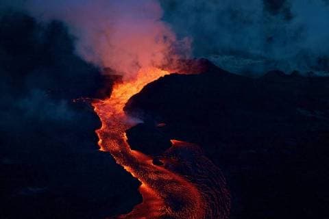 News Bilder des Tages June 28, 2018 - Hawaii, U.S. - Early morning view of Fissure 8. Lava roils and pours out of the spatter cone into the open channel. U.S. - ZUMAz03_ 20180628_sha_z03_043 Copyright: xUSGSx