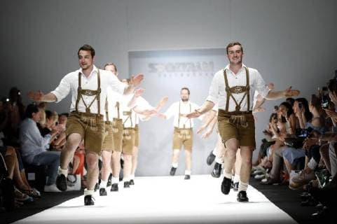 Entertainment Themen der Woche KW26 Entertainment Bilder des Tages Schuhplattler bei der Sportalm Kitzbühel Fashion Show im Rahmen der MBFW auf der Fashion Week Berlin Spring Summer 2019 im E-Werk. Berlin, 04.07.2018