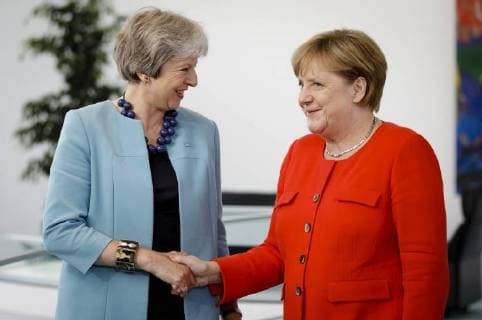 News Themen der Woche News Bilder des Tages Bundeskanzlerin Angela Merkel (r), CDU, trifft die Premierministerin des Vereinigten Koenigreichs Grossbritannien und Nordirland, Theresa May, im Kanzleramt, 05.07.2018, Berlin. Berlin Deutschland