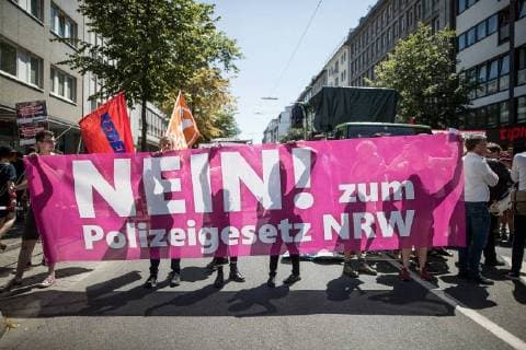 News Themen der Woche News Bilder des Tages Demonstration - Nein zum neuen Polizeigesetz NRW! - am 07. Juli 2018 in Düsseldorf. Die Demonstranten gehen wegen der geplanten Verschärfung des Polizeigesetz in NRW auf die Straße. Demonstration - Nein zum neuen Polizeigesetz NRW! in Düsseldorf