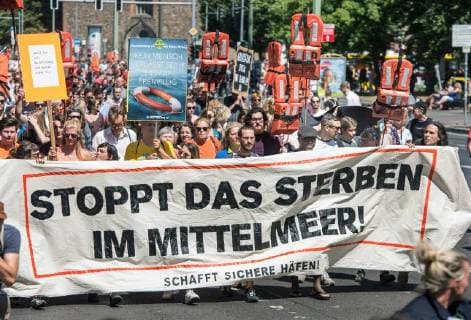 News Themen der Woche News Bilder des Tages Tausende Menschen demonstrierten am Samstag (07.07.2018) in Berlin fuer die Seenotrettung von Fluechtlingen im Mittelmeer (Foto). Unter dem Banner Stoppt das Sterben im Mittelmeer zogen nach Veranstalterangaben am Samstagnachmittag 12.000 Menschen vom Berliner Alexanderplatz zum Regierungsviertel in Berlin-Mitte. Die Polizei sprach mehreren tausend Teilnehmern. Zu den bundesweiten Protesten hatte ein Buendnis Seebruecke aus 13 Fluechtlingsinitiativen und zivilgesellschaftliche Gruppen aufgerufen. Weitere Demonstrationen gab es im Laufe des Samstags in Zwickau, Hannover, Bremen, Giessen, Leipzig, Hannover, Heidelberg und Frankfurt. (Siehe epd-Meldung vom 07.07.2018) Tausende demonstrieren in Berlin fuer Seenotrettung im Mittelmeer