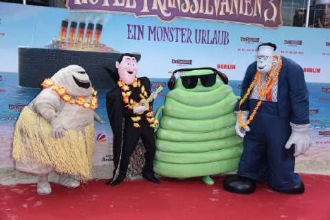 Entertainment Themen der Woche KW26 Entertainment-Bilder des Tages Walking Acts bei der Deutschlandpremiere zum Kinofilm Hotel Transsilvanien 3 - Ein Monster Urlaub im Cinestar IMAX im Sony Center in Berlin am 08.07.2018