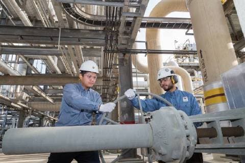 (180709) -- YANBU, July 9, 2018 -- Chinese and Saudi workers work at a workshop of Yanbu Aramco Sinopec Refining Company (YASREF), in Yanbu, Saudi Arabia, July 2, 2018. Situated on Saudi Arabia s western coast of the Red Sea, Yanbu is famous for its advanced petrochemical industry, featuring three major refineries lining up along the beautiful beach. Among them includes the Yanbu Aramco Sinopec Refining Company (YASREF), jointly established by China Petrochemical Corporation (Sinopec) and Saudi Aramco, which is the most advanced, safe and efficient refinery. )(gj) SAUDI ARABIA-CHINA-YANBU-REFINERY WangxBo