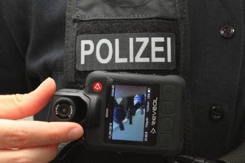 News Themen der Woche KW28 News Themen der Woche News Bilder des Tages Vor - Ort - Pressetermin am Mittwoch (11.07.2018) im Polizeihauptrevier Anklam (Vorpommern Greifswald) zur Vorstellung von Bodycams bei der Polizei des Landes Mecklenburg Vorpommern. Das Land möchte künftig seine Polizisten mit sogenannten Körperkameras ausstatten. Dazu wurde, angelegt auf ein Jahr, im Verlauf des Tages durch den Innenminister des Landes MV Lorenz Caffier ein Pilotprojekt gestartet. Bei diesem testen drei unterschiedliche Dienststellen drei Modelle von unterschiedlichen Herstellern. Zum Abschluss der Testphase wird dann entschieden welcher Typ für die Landespolizei dauerhaft angeschafft wird.