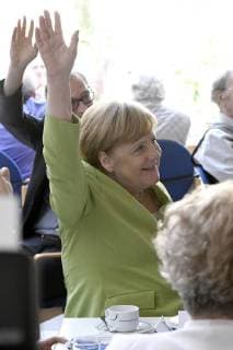 News Themen der Woche News Bilder des Tages Angela Merkel beim Besuch des Altenheims St. Johannisstift. Paderborn, 16.07.2018